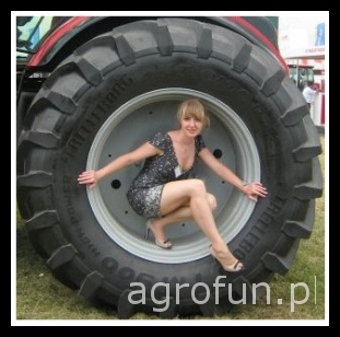 Zdjęcie pięknej dziewczyny przy traktorze