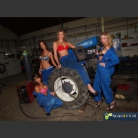 Kobiety naprawiają ciągnik